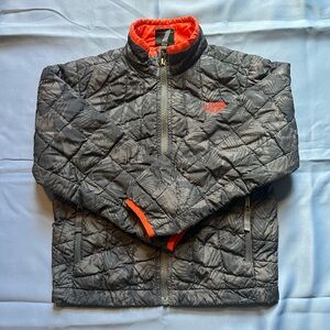 Boys Northface thermoball jacket size xs black gray with red trim